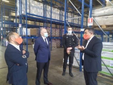 Banco Alimentare Sicilia / Il prefetto di Catania Sammartino in visita al magazzino di Belpasso: “I volontari preziosa risorsa”