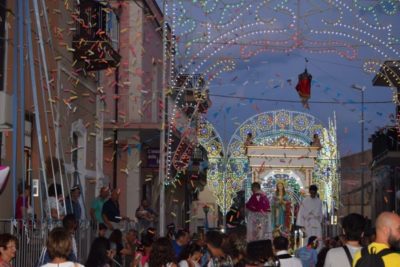 Diocesi / Il parroco di Cannizzaro vicino ai commercianti in occasione della festa patronale d’agosto