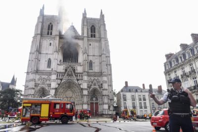 Nantes / Incendio della Cattedrale: colpito il cuore della città simbolo della fede cattolica