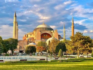 Hagia Sophia / La riconversione a moschea sacrifica la religione alla sola espressione del culto