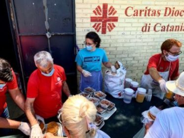 Solidarietà / Help center, i numeri dell’emergenza: 400 pasti al giorno e il 60% degli assistiti sono italiani