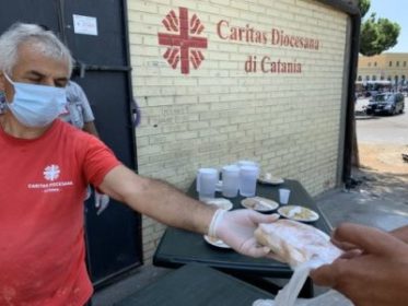 Caritas Catania / Help Center operativo per tutto agosto: si preparano circa 500 pasti al giorno