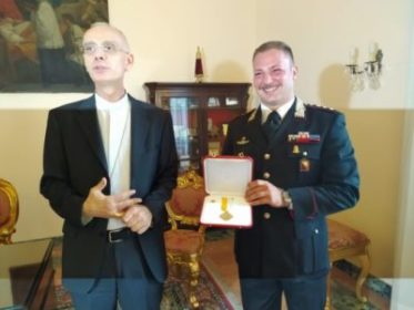 Acireale / Onorificenza al cap. dei Cc Rubino. Mons. Raspanti: ” Ho apprezzato competenza e doti umane”