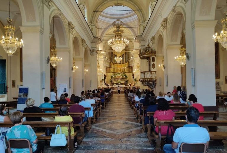 Acicatena / Conferito dal vescovo Raspanti il mandato ai catechisti: “Il tempo di emergenza aiuti a coltivare la relazione con Dio”
