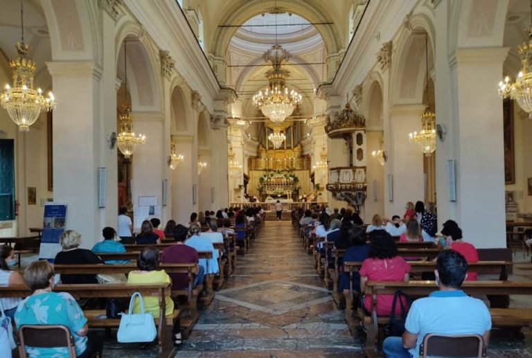 Acicatena / Conferito dal vescovo Raspanti il mandato ai catechisti: “Il tempo di emergenza aiuti a coltivare la relazione con Dio”