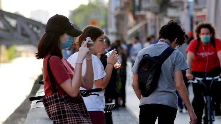 Giovani e pandemia / Una ritrovata libertà che si fatica a disciplinare: e se gli adulti dessero il buon esempio?