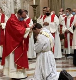 Diocesi / Il gioioso “eccomi” di don Rosario Di Bartolo, ordinato sacerdote da mons. Raspanti ad Acireale