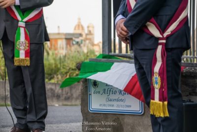 Acicatena / Intitolato lo slargo di via Arena a don Alfio Raciti, amato parroco della Consolazione