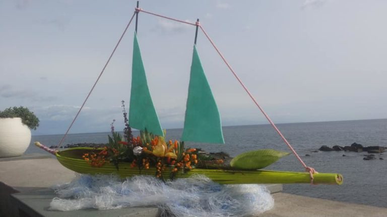 Mare e  fiori / Sul lungomare Riposto-Torre le creazioni d’arte di Melo Barresi in un abbraccio simbiotico