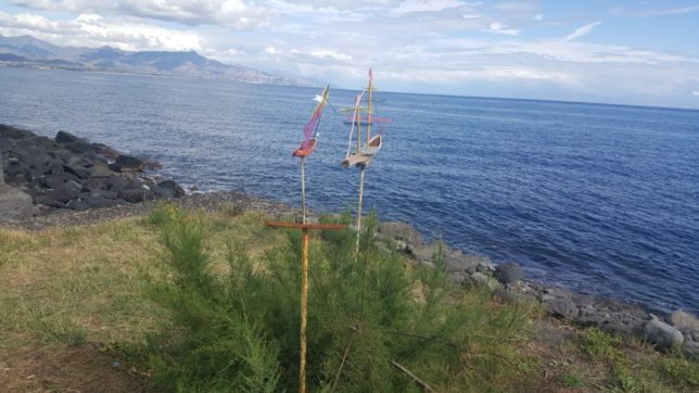 Mare E Fiori Sul Lungomare Riposto Torre Le Creazioni D Arte Di Melo Barresi In Un Abbraccio Simbiotico La Voce Dell Jonio