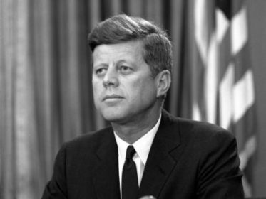 Libri /  Sebastiano Catalano celebra il presidente degli Usa John Kennedy come “leader del mondo”
