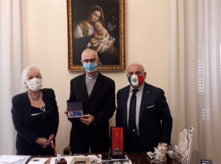 Acireale / Mons. Raspanti premiato con il “Pennino d’oro” dall’associazione catanese “Ideali di giustizia e verità