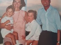 John Kennedy , la moglie e due dei tre figli