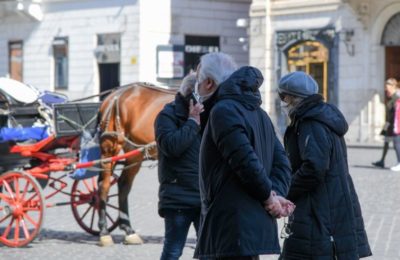 Editoriale / Pandemia: quando muore un vecchio il mondo diventa più povero