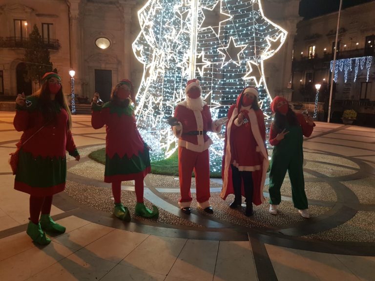 Natale ad Acireale / Zampognari, band itineranti e luci della Pro loco per animare la città