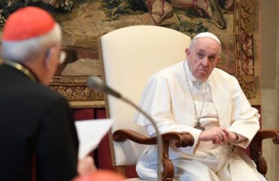Curia Romana / Papa Francesco: ” Sarebbe bello se smettessimo di vivere in conflitto e tornassimo a sentirci in cammino”