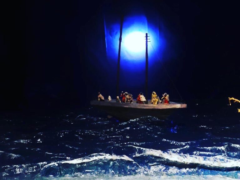 Presepe e migranti / “Siamo tutti sulla stessa barca”, sottolineano i giovani della comunità Maria SS. del Rosario