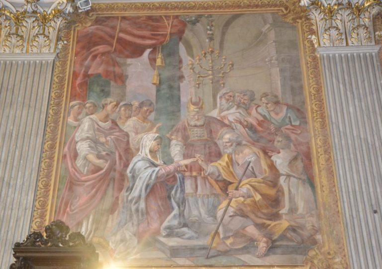 Acireale / Il parroco della Cattedrale lancia una raccolta fondi per il restauro degli affreschi del presbiterio