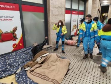 Solidarietà / Anche la Misericordia di Bronte distribuisce coperte e panettoni ai senzatetto di Catania