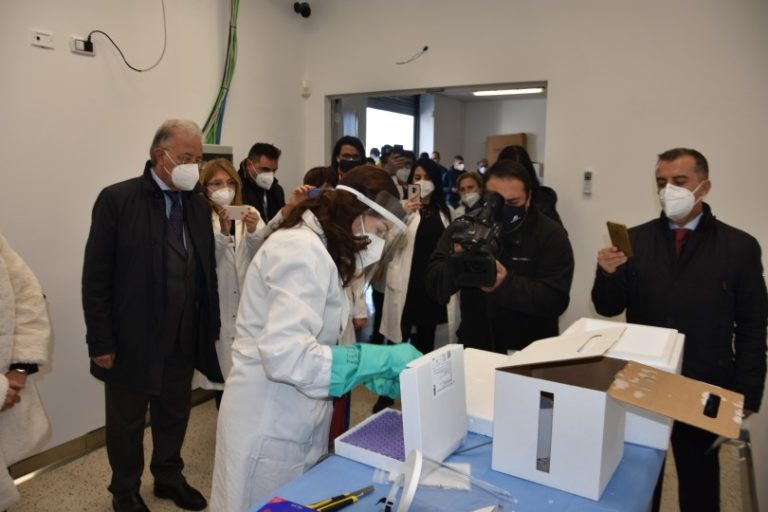 Ospedale Cannizzaro / Arrivato il vaccino anti-covid, iniettate le prime dosi