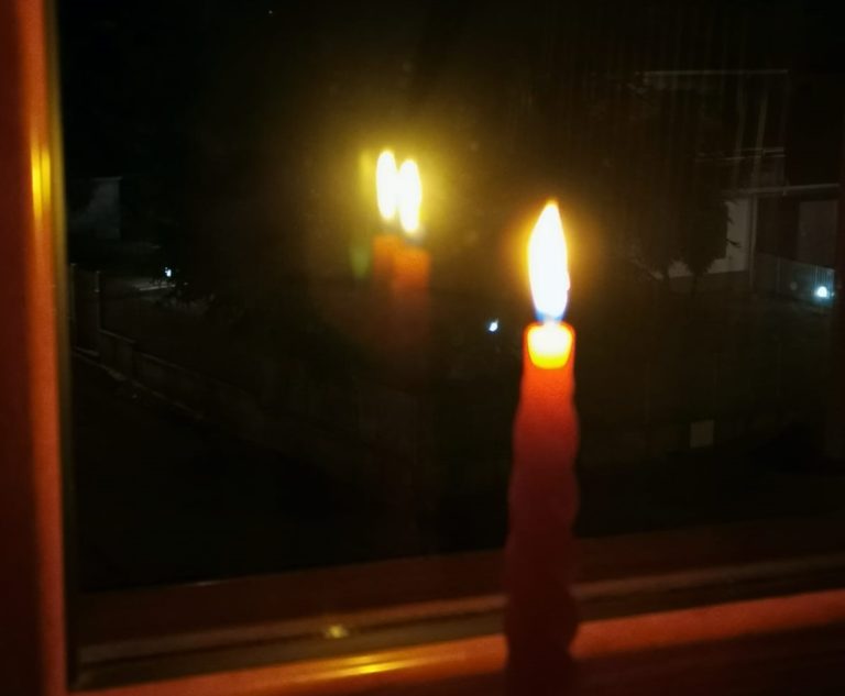 Aci S. Antonio / Una candela accesa alla finestra per tenere vivo il ricordo del sisma di Santo Stefano del 2018