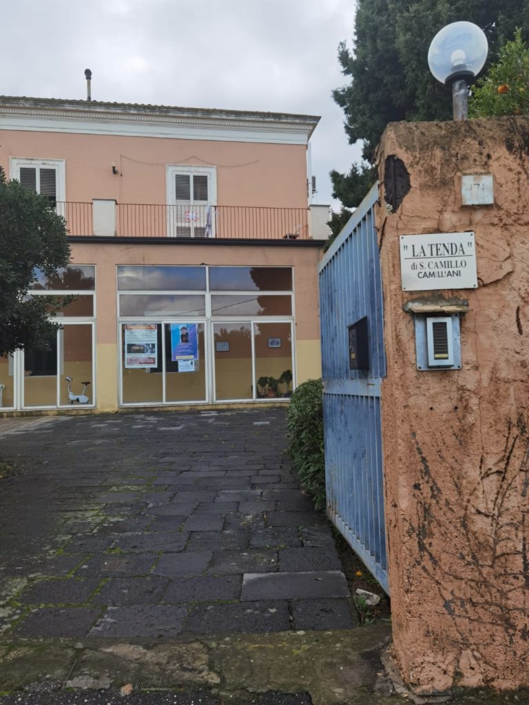 Natale e solidarietà / Appello di fratel Carlo: “Aiutateci a riaprire la Tenda di San Camillo bruciata”