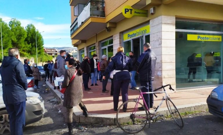 Poste italiane / Ressa davanti alle filiali di Catania e provincia