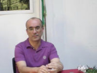 Salvo Valastro esamina il testo del Mazzoleni
