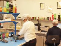 Dipendenti al lavoro in Sibat Tomarchio bibite