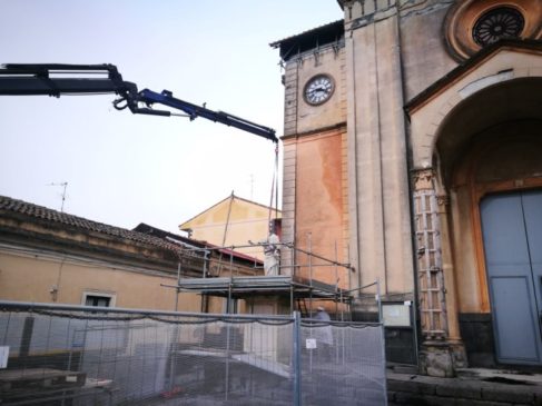 si riposiziona statua sant'emidio