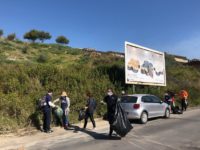 Volontari puliscono la collina di Vampolieri