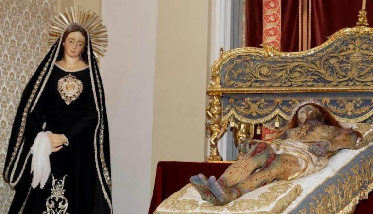 Acireale, la tradizionale processione del venerato Cristo morto