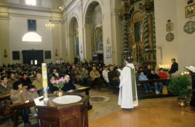 fedeli in chiesa