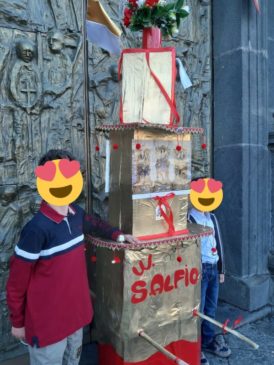 candelora di cartone e due piccoli autori di Trecastagni