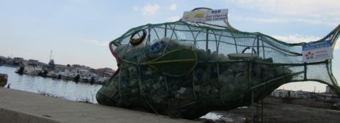 Marzamemi borgo sicilia pesciolino mangia plastica