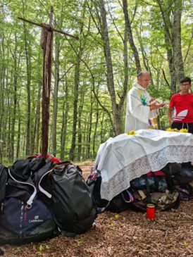 Pellegrinaggio Assisi ,altare con gli zaini