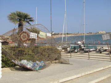 Marina di Modica spiaggia lidi pesciolino mangia plastica