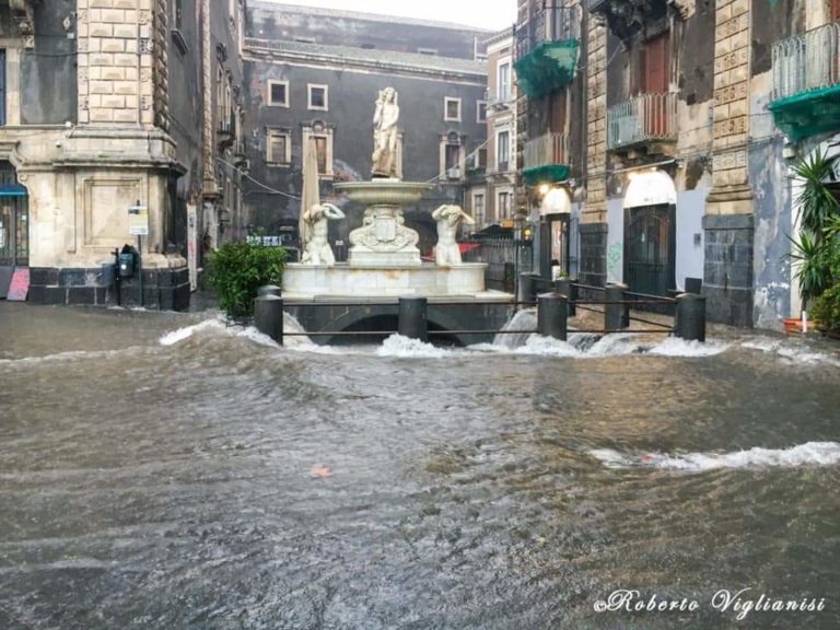 allagamento piazza Duomo Catania