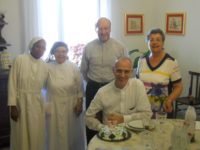 due suore, don Guglielmo Giombanco e Teresa Scaravilli e il vescovo Raspanti festeggiano il suo compleanno