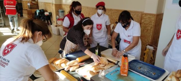 preparazione pasti della Caritas