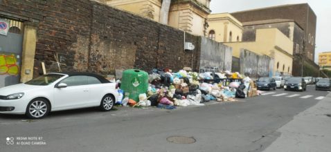 differenziata catania emergenza rifiuti strade