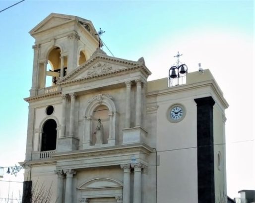 facciata rifatta nella chiesa madre Aci platani