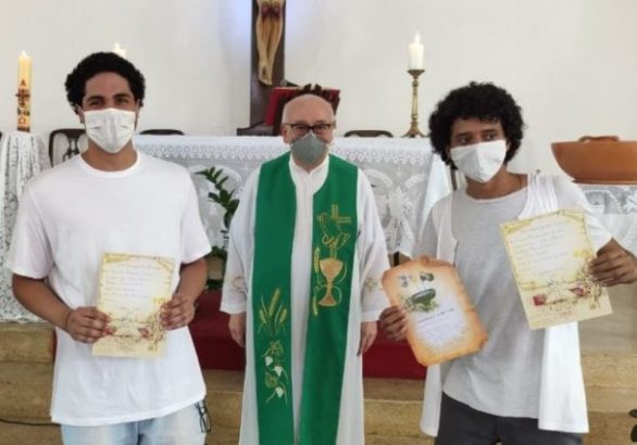 padre Giovanni vecchio battezza adulti in Brasile