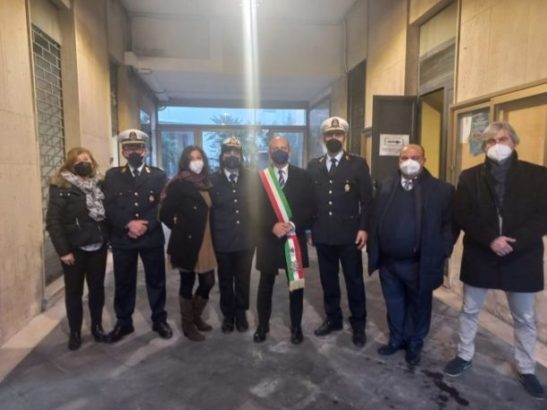 vigili urbani nel palazzo comunale di Aci sant'antonio