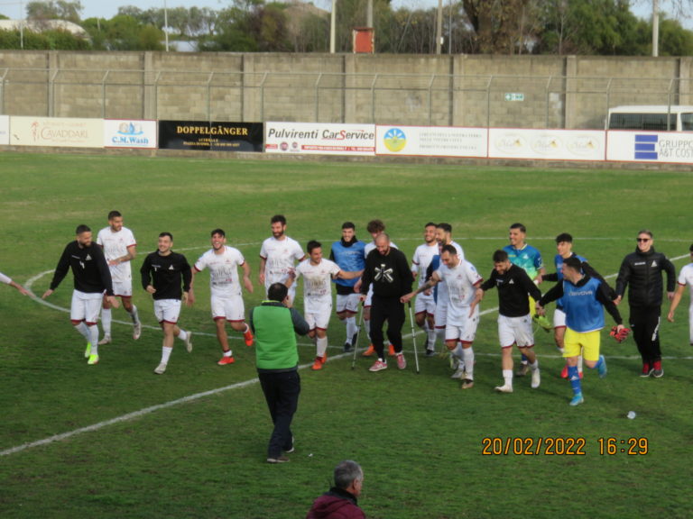 Acireale festeggia sotto la tribuna dopo la vittoria sulla Sancataldese