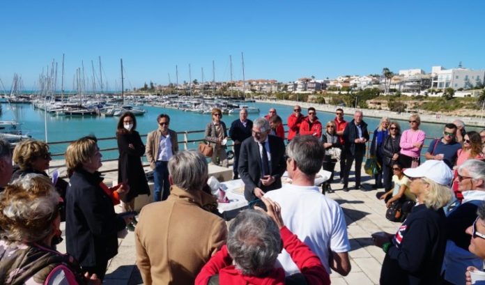 turisti al porto di Marina di Ragusa