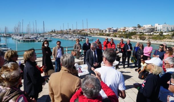 turisti al porto di Marina di Ragusa