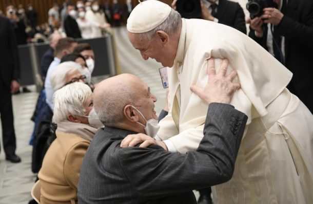 Quarto comandamento / Il Papa all’udienza: “Scartare i vecchi è peccato grave”