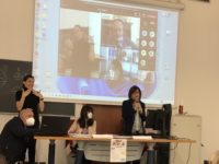 La prof. Cardullo, direttrice del Disfor (in piedi) e la prof.ssa Commodari coordinatrice dell’evento