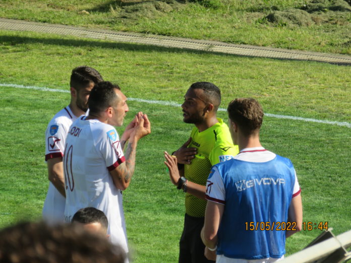 Lodi protesta per il gol annullato